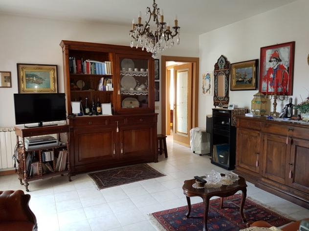 APPARTAMENTO di 4 vani e di 90 mq (MASSA - MARINA DI MASSA) rif. A384