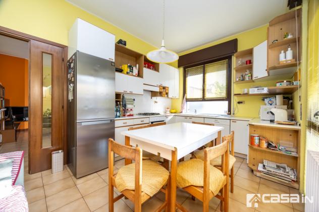 A pochi passi ampia soluzione indipendente composta da 2 appartamenti, deposito, 2 box, cantina e giardino di 800 mq
PIANO TERRA : appartamento di 4 v - Foto 12