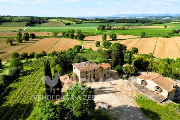 Rustico / Casale di 300 m² con più di 5 locali e box auto in vendita a Montepulciano - Foto 4