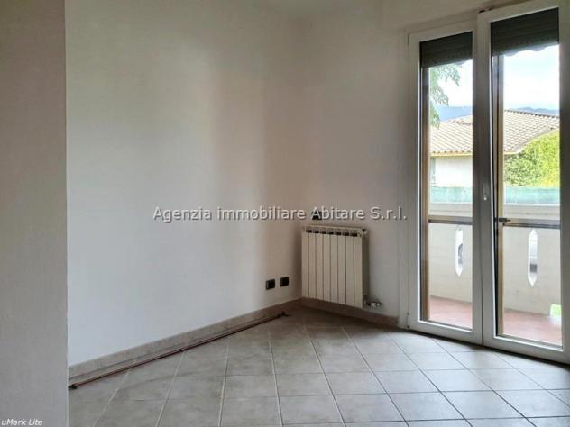 MASSA, loc. Quercioli, vendesi appartamento al piano rialzato completamente ristrutturato: sala, cucina abitabile, disimpegno, 3 camere, 2 bagni e n. - Foto 8