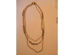 Collana 3 fili in metallo color oro con inserto di 20 perle di bigiotteria.