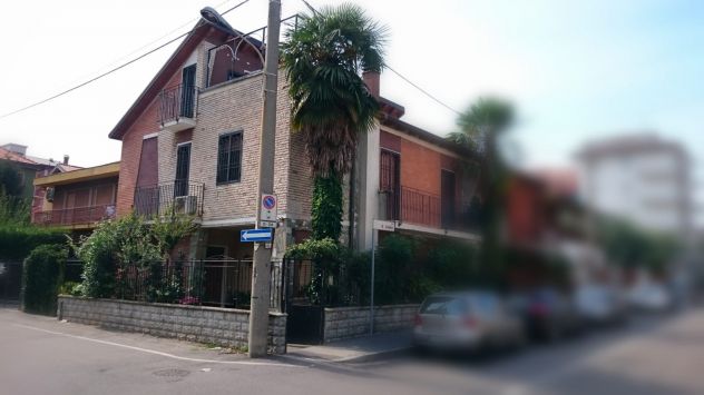 Stanza arredata vicino ai mezzi - Foto 9