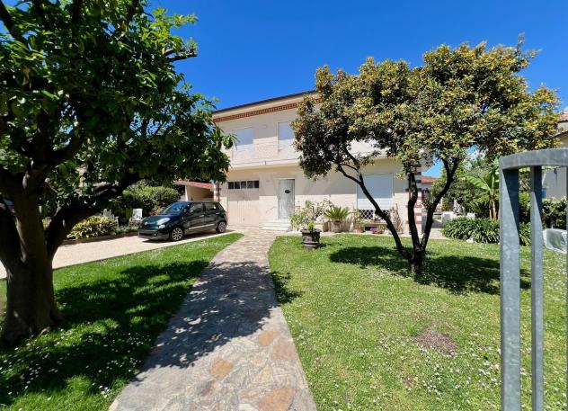VILLA di 8 vani e di 180 mq (PIETRASANTA) rif. 1552