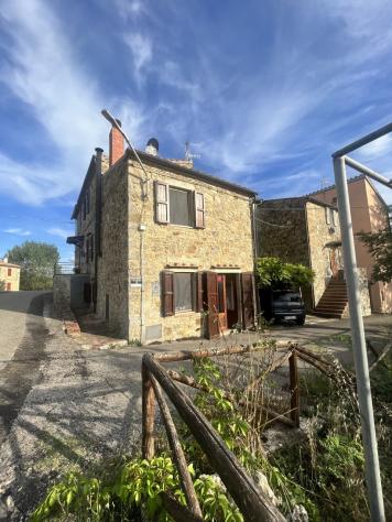 casa indipendente in vendita a Semproniano in zona Catabbio