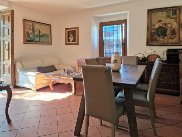 MONTIGNOSO, villetta a schiera con giardino angolare a circa 3,5 km dal mare della Versilia. L'immobile è composto di sala, cucina, disimpegno, camera - Foto 4