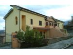 ESCLUSIVO BILOCALE CON GIARDINO E VISTA SIBILLINI  – ELEGANZA TRA SCI E TERME.