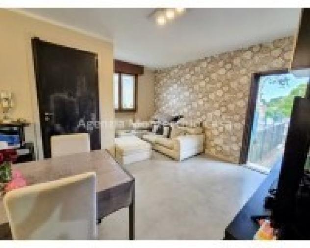 CASA CON GIARDINO NEL CUORE DEL PAESE – COMFORT, SPAZI E TUTTI I SERVIZI A PORTATA DI MANO - Foto 5