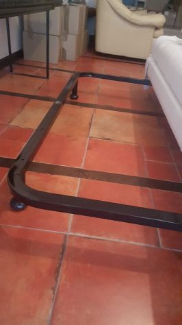 Letto legno laccato e luci incorporate in metallo con supporto e comodini - Foto 6