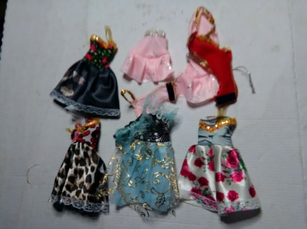 lotto di abitini per bambole barbie