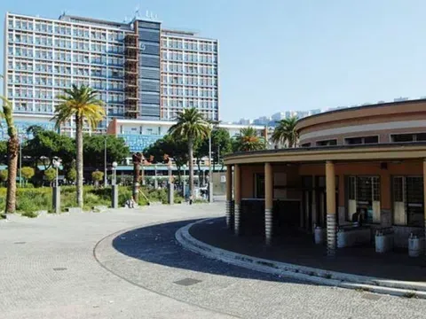 Vendesi trilocale terzo piano ascensore-parco chiuso posto auto e moto e cantina - Foto 10