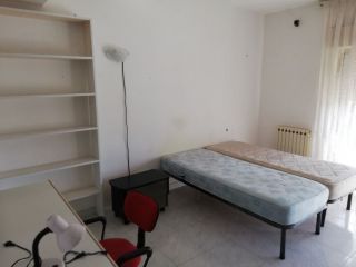 Affittasi a studentessa una camera grande