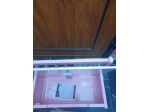 una cassapanca bianca e rosa in legno + brandina grigia