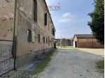 Ampia casa colonica con servizzi annessi e corte esclusiva