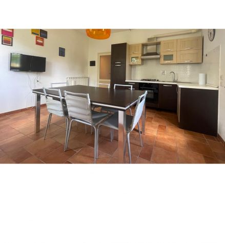Cucina Angolare con Elettrodomestici e Tavolo
