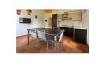 Cucina Angolare con Elettrodomestici e Tavolo