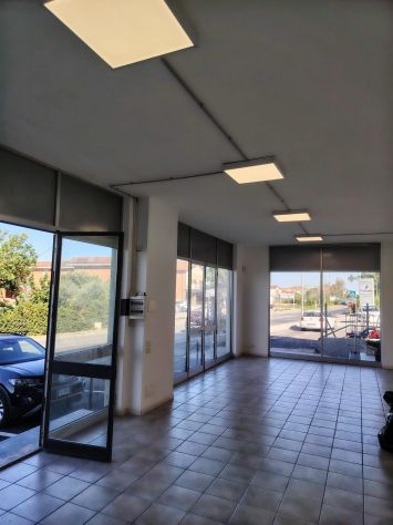 VENDESI NEGOZIO GRANDE VISIBILITA' SU STRADA DI PASSAGGIO - Foto 2