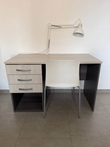 Scrivania moderna con 3 cassetti + sedia (ottime condizioni) - Foto 4