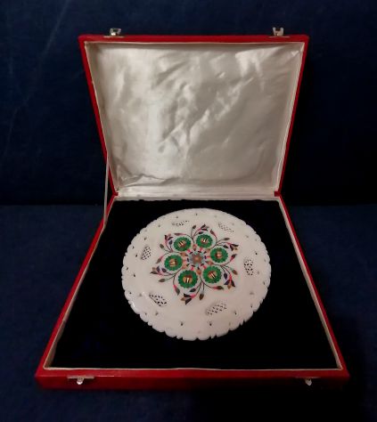 PIATTO IN MARMO BIANCO TRAFORATO E INTARSIATO IN PIETRE DURE. INDIA, SECOLO XX. - Foto 8