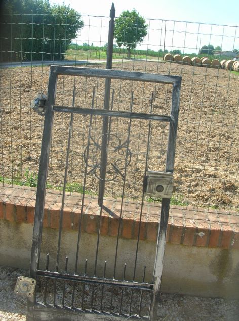 Cancello usato cm. 70 x alt. 150 cm. con cerniere e serratura elettrica