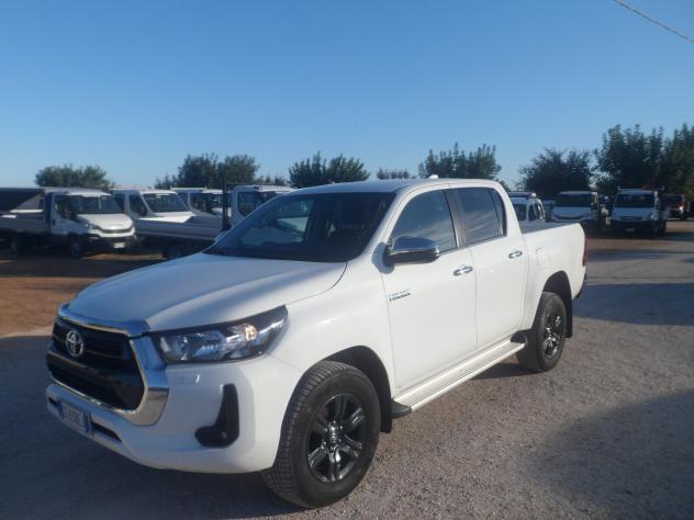 Toyota Hilux 2.4 D-4D A/T 4WD 4 porte Double Cab Lounge