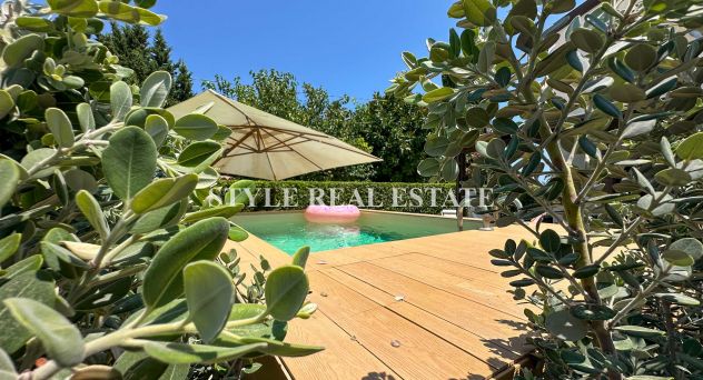 Un'Oasi Mediterranea: Trilocale con Giardino e Piscina a 250 Metri dal Mare - Foto 2