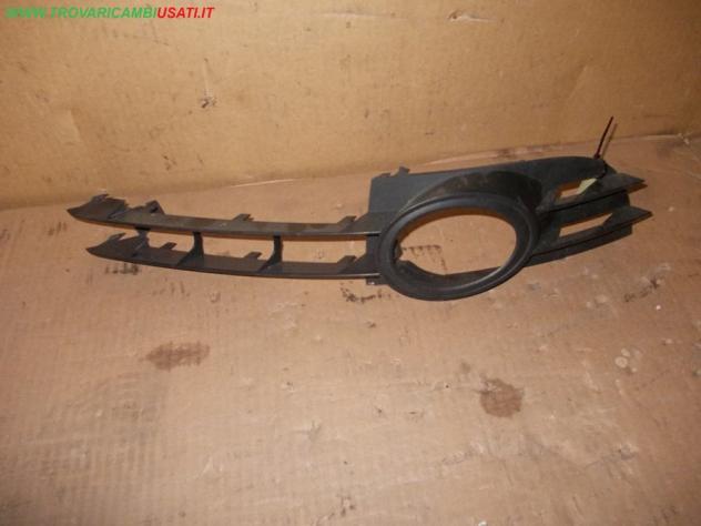 GRIGLIA LAT.D.PARAURTI ANT. AUDI A6 (4F)  Carrozzeria  Lamierati esterni  Paraurti  Griglia di ven AUDI - A6 - 01-05-2004 - 01-09-2008