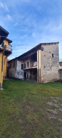 PEVERAGNO: Ampio caseggiato in centro paese