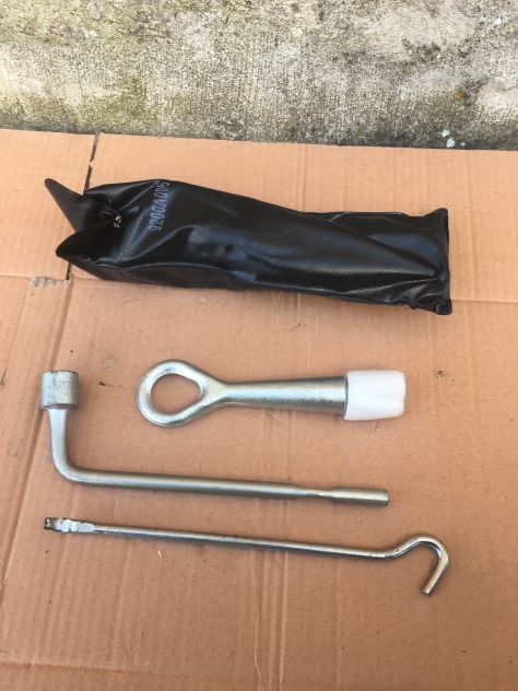 Chiave Ruote leva Crik e Occhiello traino Mitsubishi Outlander 4x4 2.0 DI-D 2010