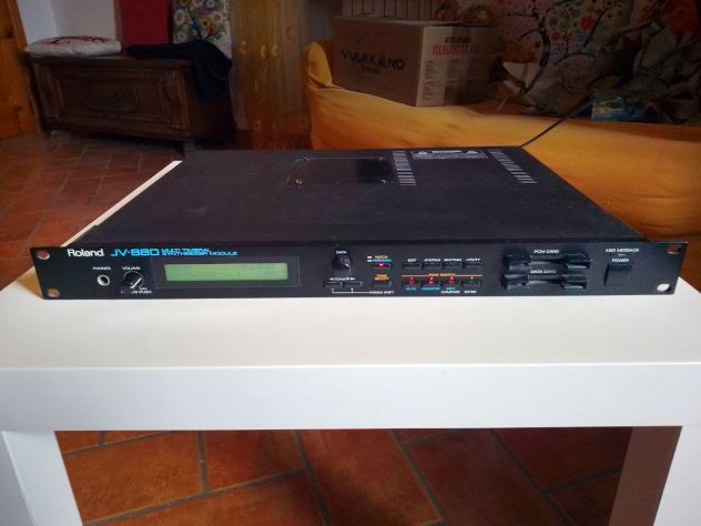 Roland JV-880 modulo expander multi-timbrico.