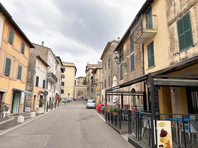 Locale Commerciale Due Vetrine su Strada Principale in Centro Storico