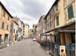 Locale Commerciale Due Vetrine su Strada Principale in Centro Storico