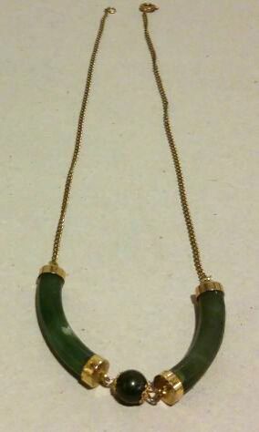 Collana girocollo con centrale in giada verde e catenina dorata