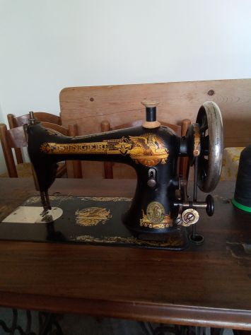 Macchina per cucire Singer originale anni 50 completa di accessori e funzionante