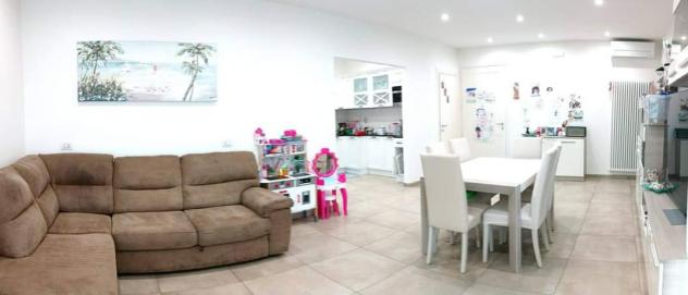 Appartamento NICOLE. bell'appartamento al 2 piano con ascensore ristrutturato 4 anni fa, in zona comoda e ben servita.
Composto da: grande e luminosa