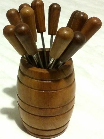 Set 12 forchettine a due denti x antipasti,olive,cipolle e contenitore in legno