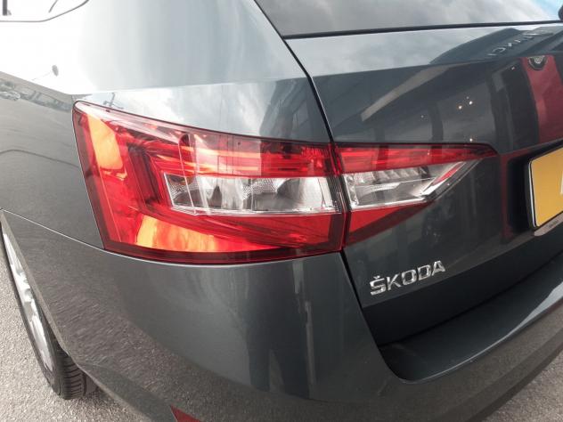 Škoda Superb 2.0 TDI 150 CV SCR DSG Wagon Executive - Foto 10