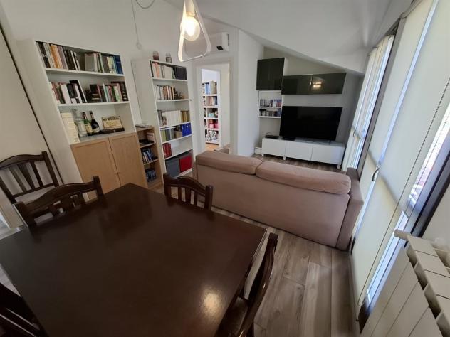 ULTIMO PIANO: Luminoso appartamento di 4 locali a Meda - Foto 4