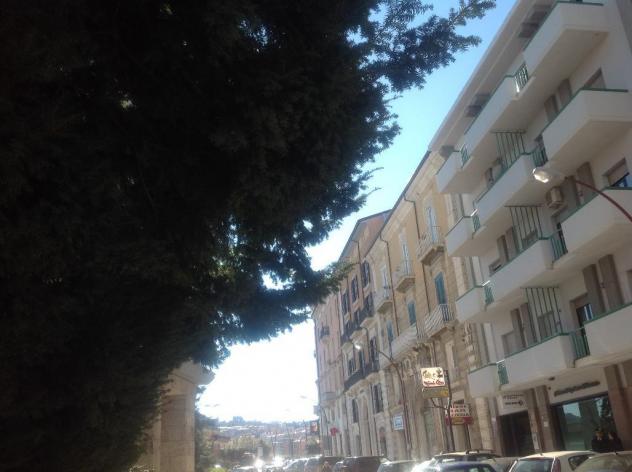 VENDESI  ALLA VIA UMBERTO I°  LOCALE CON CANNA FUMARIA  MQ 80.