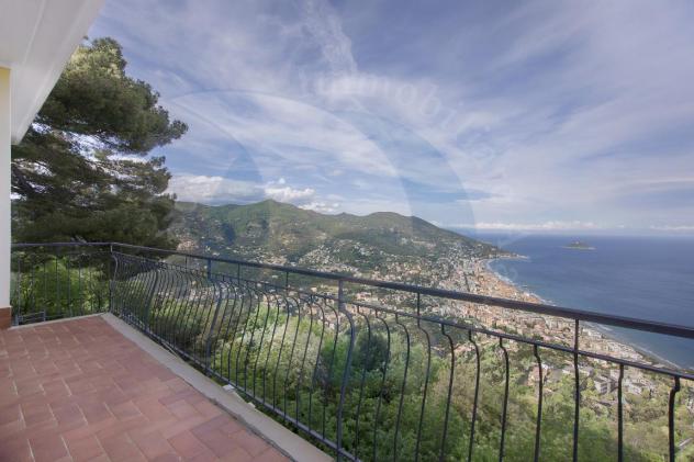 Alassio, villa trifamiliare con stupenda vista di tutto il golfo.
