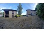 RUSTICI IN SASSO CON TERRENO E BOSCO