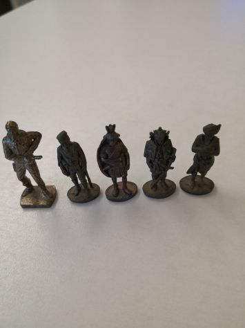Soldatini (4 pz) in metallo scuro, da collezione + 1 fuori collezione in regalo.