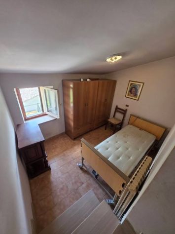 VALNERINA, CASA DI PAESE CON STEMMA MEDIEVALE E ANNESSI VICINO AL PONTE TIBETANO - Foto 9