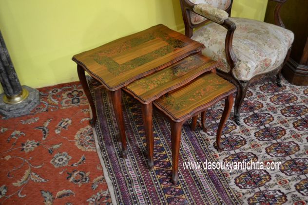Set di tavolini a incastro stile Luigi XV con intarsio stile Boulle