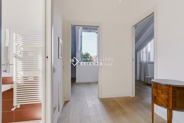BESANA IN BRIANZA: IN VENDITA ELEGANTE 3 LOCALI SU DUE LIVELLI CON GIARDINO PRIVATO - Foto 9