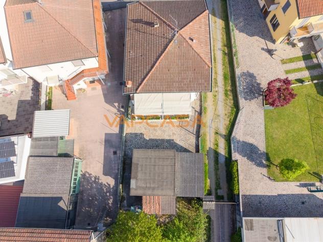 VILLA SINGOLA CON GIARDINO PRIVATO E POSSIBILITÀ PISCINA – CIVIDATE AL PIANO - Foto 5