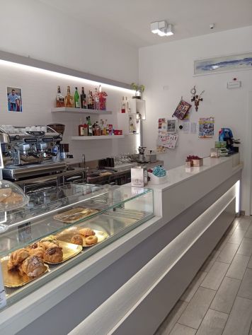 AFFITTASI LOCALE COMMERCIALE BAR ARREDATO RISTRUTTURATO E RINNOVATO