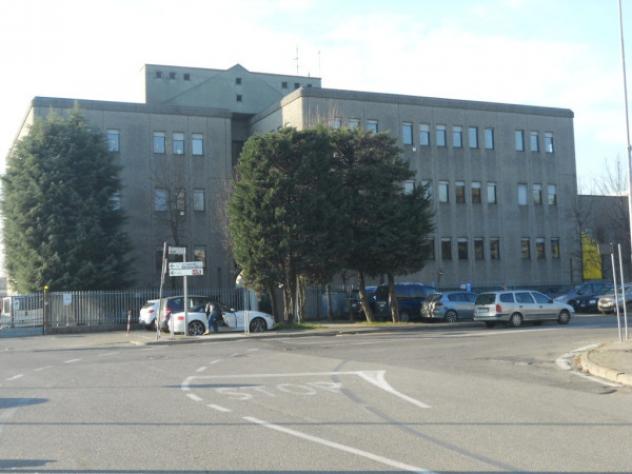 Immobile di 240 m² con più di 5 locali in affitto a Rho