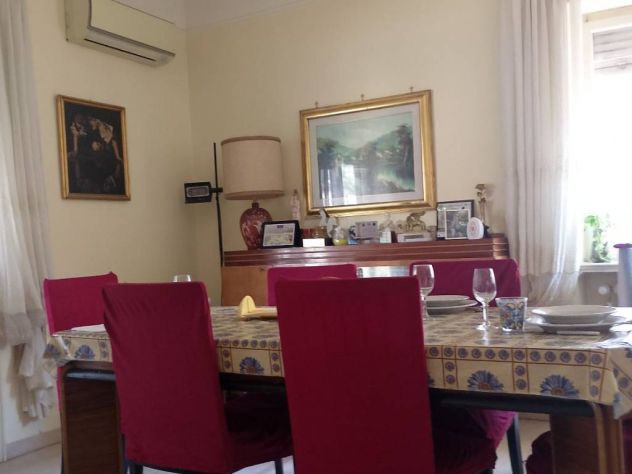 Appartamento ristrutturato di 159 mq con balcone, box, cantina e posti auto – V - Foto 2