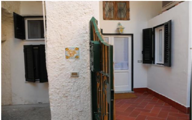 PROCIDA CENTRO STORICO (Piazza dei Martiri) periodo ESTIVO