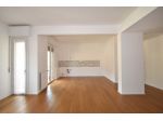 Elegante trilocale ristrutturato con parquet e balcone – 2° piano con ascensore
